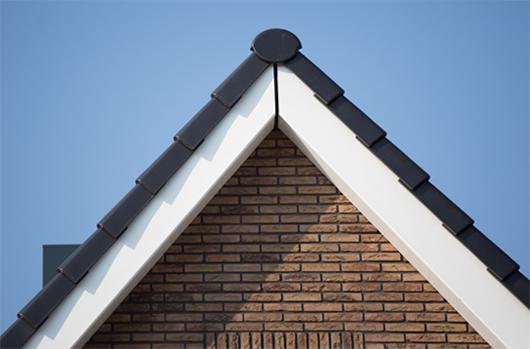Polyester windveren op een puntgevel
